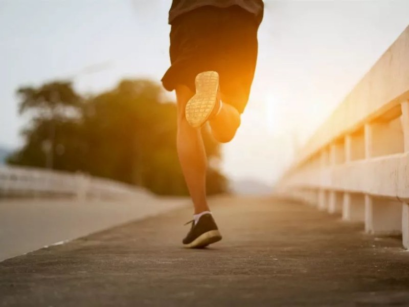 跑步是用脚掌着地，还是脚后跟着地呢？？？