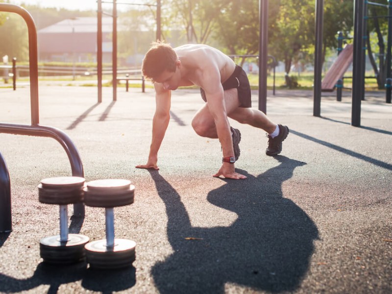 徒手健身训练—原地爬山