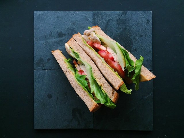 方便携带又营养：蜂蜜芥末熏鸡三明治