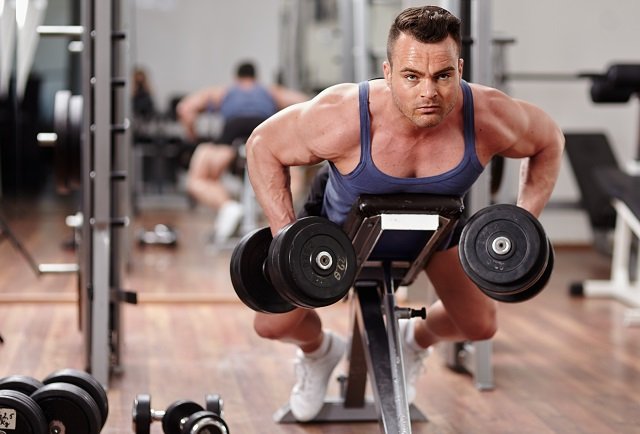 增强背肌感受　斜板哑铃划船