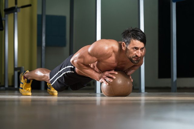 一球练全身！　药球训练