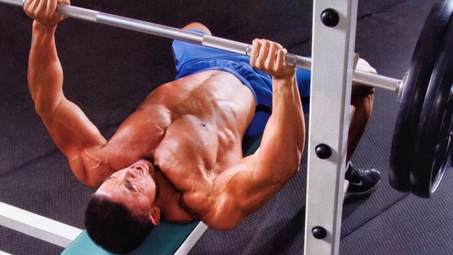 训练坚挺厚实的胸肌—卧推